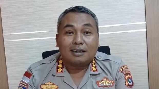 Plh Kabid Humas Polda NTT, Kombes Sajimin, saat memberikan keterangan perkembangan terkait pascagempa.  (Foto: Simon Selly/detikBali)