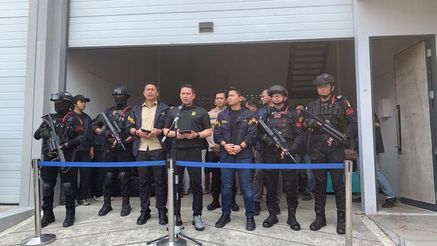 Polda Metro Jaya membongkar sindikat pembuatan uang kertas palsu sebanyak 360.000 lembar atau sekitar Rp36 miliar di wilayah Gudang Industri Taman Tekno BSD, Tangerang Selatan (Tangsel), Sabtu (22/8/2026).