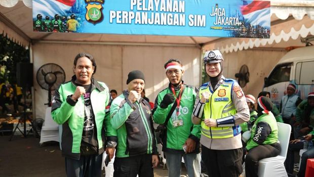 Polda Metro Jaya merayakan Hari Kemerdekaan ke-81 RI berbareng Komunitas Ojol dan Motor, Sabtu (22/8/2026).