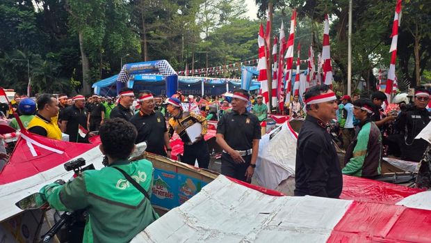 Polda Metro Jaya merayakan Hari Kemerdekaan ke-81 RI berbareng Komunitas Ojol dan Motor, Sabtu (22/8/2026).