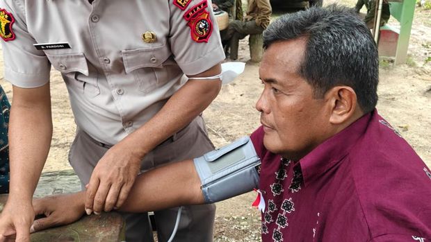 Polda Riau menurunkan tim kesehatan untuk memeriksa kesehatan warga di Kerumutan, Pelalawan yang terdampak karhutla, Sabtu (22/8/2026). Selain itu, Polda Riau juga membagikan masker dan trauma healing.