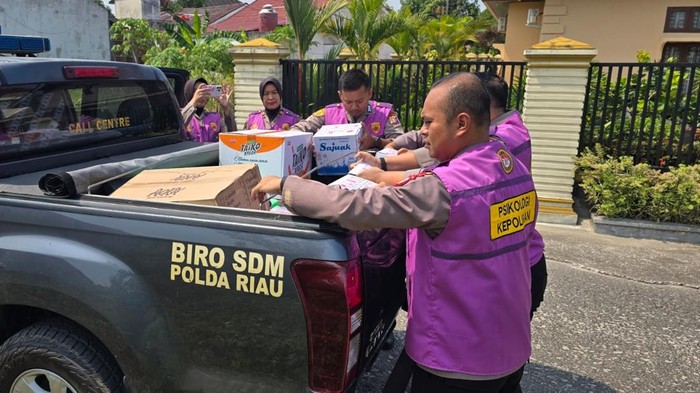 Polda Riau menurunkan tim kesehatan untuk memeriksa kesehatan warga di Kerumutan, Pelalawan yang terdampak karhutla, Sabtu (22/8/2026). Selain itu, Polda Riau juga membagikan masker dan trauma healing.
