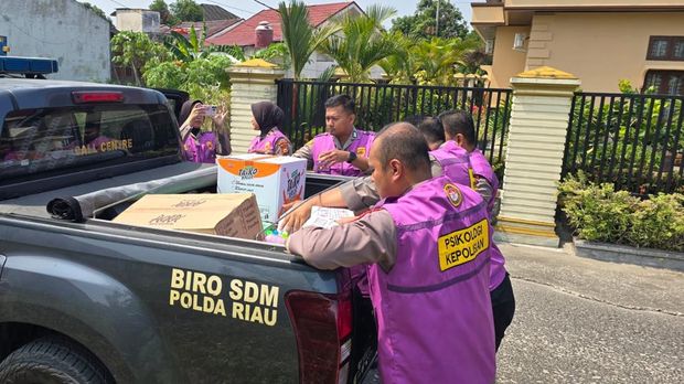 Polda Riau menurunkan tim kesehatan untuk memeriksa kesehatan warga di Kerumutan, Pelalawan yang terdampak karhutla, Sabtu (22/8/2026). Selain itu, Polda Riau juga membagikan masker dan trauma healing.