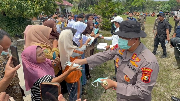 Polda Riau menurunkan tim kesehatan untuk memeriksa kesehatan warga di Kerumutan, Pelalawan yang terdampak karhutla, Sabtu (22/8/2026). Selain itu, Polda Riau juga membagikan masker dan trauma healing.