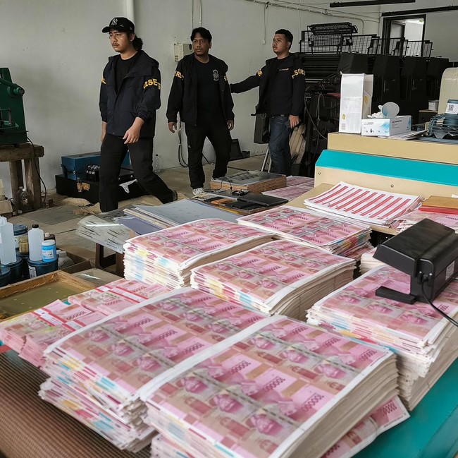 Polisi Gerebek Percetakan Uang Palsu Rp36 Miliar di BSD