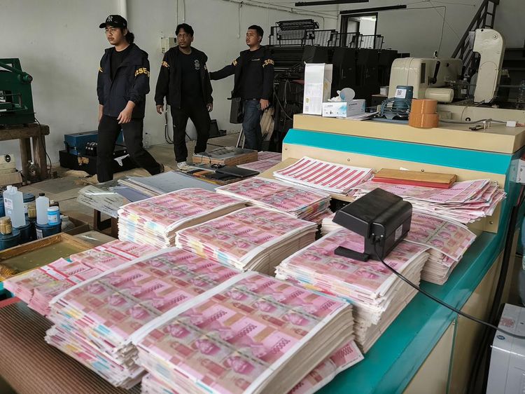 Polisi Gerebek Percetakan Uang Palsu Rp36 Miliar di BSD