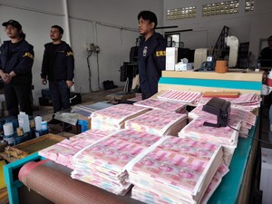 Polisi Terluka Saat Penggerebekan Pabrik Duit Palsu di Tangsel