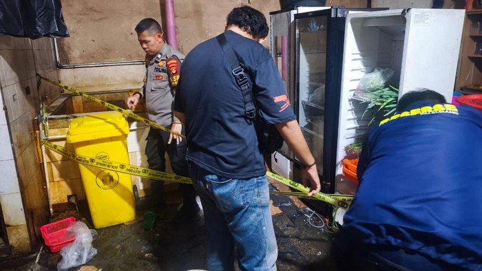 Polisi melakukan olah TKP penganiayaan karyawan pecel lele di  Palembang