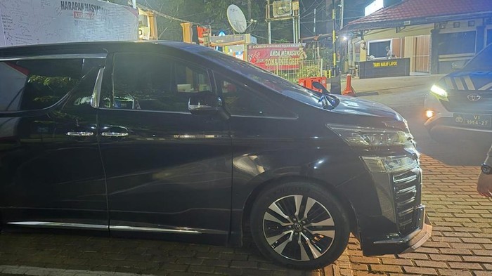 Mobil yang diduga dikendarai Sekretaris DPW PSI Kalbar Eddo Susanto di lokasi kecelakaan. (Satlantas Polresta Pontianak)