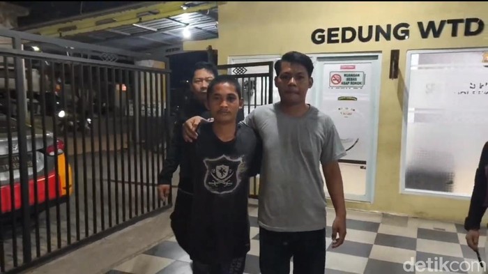 Polisi menangkap maling motor yang diamuk massa di Makassar.