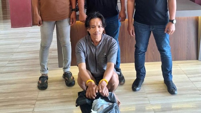 Polisi menangkap pelaku pembobolan rumah yang mengambil motor dan HP milik warga di Maros.