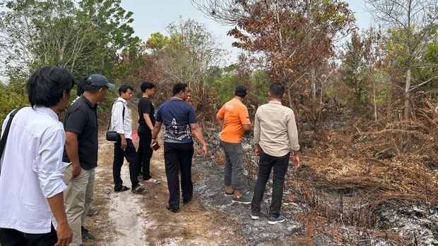 Polisi mengecek lahan yang terbakar di Palangka Raya, Kalimantan Tengah, Sabtu (22/8/2026).