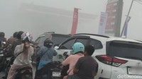 Kabut asap akibat kebakaran hutan dan lahan (karhutla) dirasakan warga di Kabupaten Kotawaringin Barat (Kobar), Kalimantan Tengah. Antrean BBM terlihat di SPBU Sungai Rangit, Kobar, Sabtu (22/8/2026).Asap tebal menyelimuti kawasan sekitar SPBU, membuat jarak pandang berkurang dan kondisi udara terasa tidak nyaman bagi warga yang berada di lokasi. (Sigit Pamungkas)