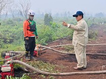 Prabowo Tinjau Lokasi Karhutla di Kalbar, Sempat Berbincang dengan Petugas