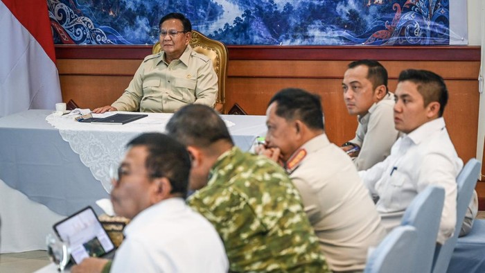 Presiden Prabowo Subianto (kiri) memimpin rapat bersama sejumlah menteri Kabinet Merah Putih di Bandara Tjilik Riwut, Kalimantan Tengah, Sabtu (22/8/2026). Presiden Prabowo memberikan instruksi kepada jajaran TNI dan Polri turun langsung bersama pemerintah daerah serta masyarakat setempat untuk menangani kebakaran hutan dan lahan (Karhutla) di empat provinsi terdampak di Kalimantan. ANTARA FOTO/Galih Pradipta/bay/YU