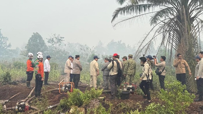 Presiden Prabowo Subianto meninjau salah satu titik Kebakaran hutan dan lahan (karhutla) di Desa Limbung, Sungai Raya, Kubu Raya, Kalimantan Barat (Kalbar), Sabtu (22/8/2026).