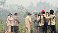 Tak Pakai Masker, Prabowo Tinjau Titik Karhutla di Sungai Raya Kalbar