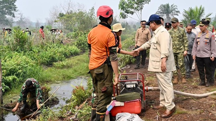 Presiden Prabowo Subianto meninjau lokasi karhutla di Kubu Raya, Kalbar, Sabtu (22/8/2026).