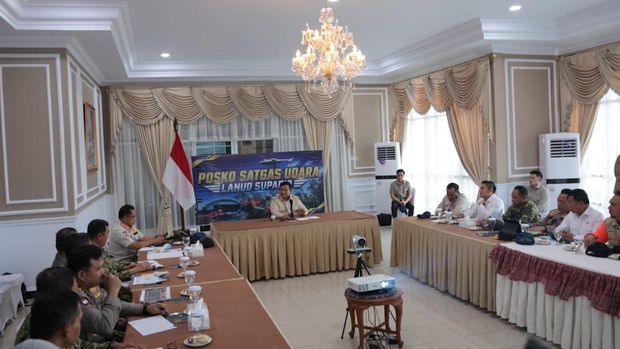 Presiden Prabowo Subianto pimpin rapat terbatas kebakaran hutan saat tiba di Kalimantan Barat, Sabtu (22/8/2026). (Dok. Sekretariat Presiden)