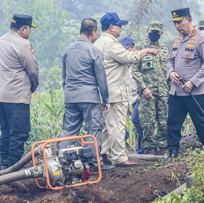 Potret Prabowo Tinjau Langsung Penanganan Karhutla di Kalimantan