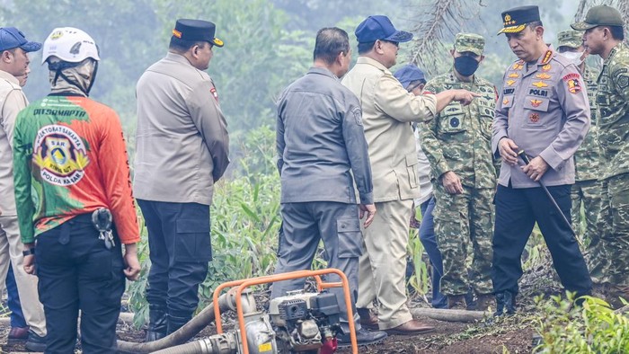Presiden Prabowo Subianto (tengah) berbincang dengan Kapolri Jendral Pol Listyo Sigit Prabowo (kedua kanan) dan Panglima TNI Jenderal TNI Agus Subiyanto (kanan) saat meninjau karhutla di Pontianak, Kalimantan Barat, Sabtu (22/8/2026). 