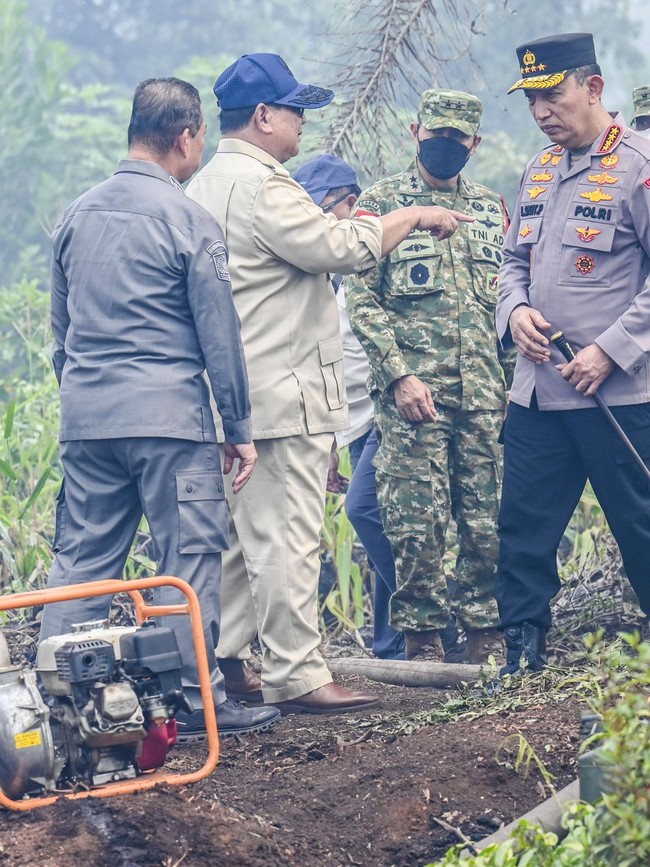 Potret Prabowo Tinjau Langsung Penanganan Karhutla di Kalimantan