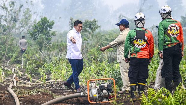 Presiden Prabowo Subianto (tengah) berbincang dengan Kapolri Jendral Pol Listyo Sigit Prabowo (kedua kanan) dan Panglima TNI Jenderal TNI Agus Subiyanto (kanan) saat meninjau letak kebakaran rimba dan lahan (karhutla) di Kawasan Kubu Raya, Pontianak, Kalimantan Barat, Sabtu (22/8/2026). Presiden Prabowo Subianto meninjau langsung penanganan karhutla nan terjadi di sejumlah wilayah di Kalimantan untuk memastikan penanganan karhutla melangkah secara optimal dan cepat. ANTARA FOTO/Galih Pradipta/agr