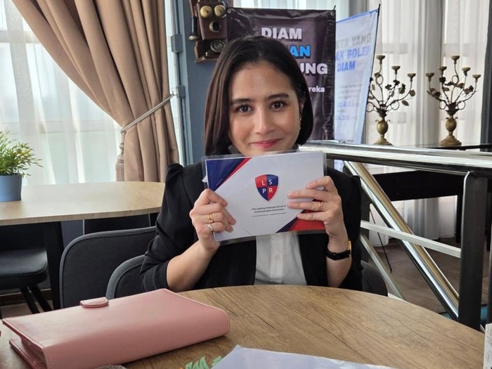 Prilly Latuconsina lulus S2