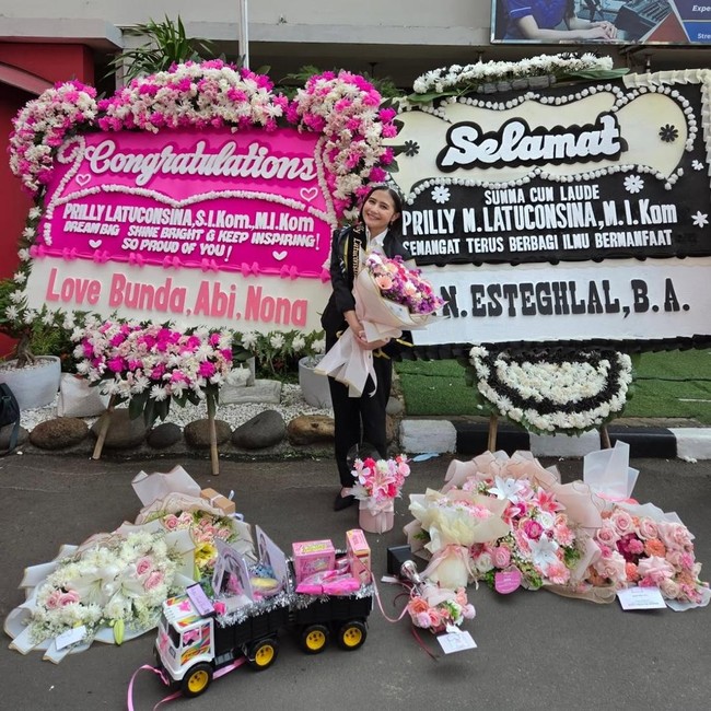 Congrats! Prilly Latuconsina Lulus S2 Raih Summa Cum Laude