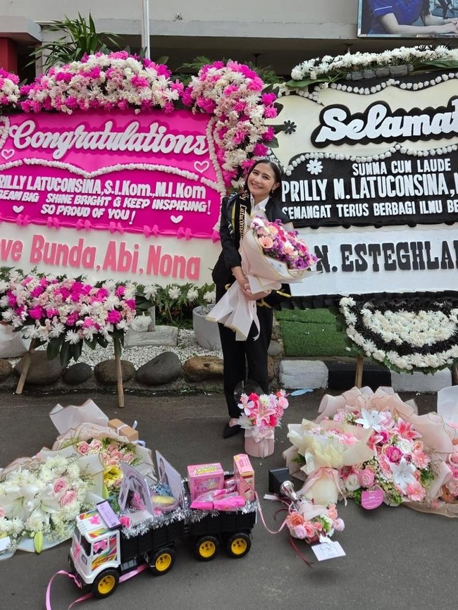 Congrats! Prilly Latuconsina Lulus S2 Raih Summa Cum Laude