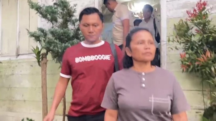 Rumondang Sianturi saat di jemput dirumahnya oleh Satreskrim Polres Dairi (dok. Polres Dairi)