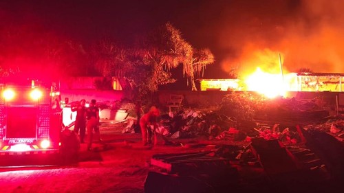 Sepuluh bar di Pantai Perancak, Desa Tibubeneng, Kuta Utara, Badung, terbakar hebat Sabtu dini hari. (Polsek Kuta Utara)