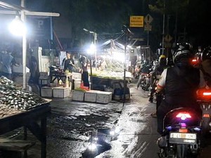 Petaka Jalan Licin Kramat Jati, Pedagang Dilarang Jualan di Bahu-Trotoar
