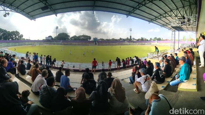Suasana animo tribun VIP Stadion Galuh Ciamis yang ramai penonton menyaksikan laga uji coba PSGC Ciamis vs Tim Unsil.