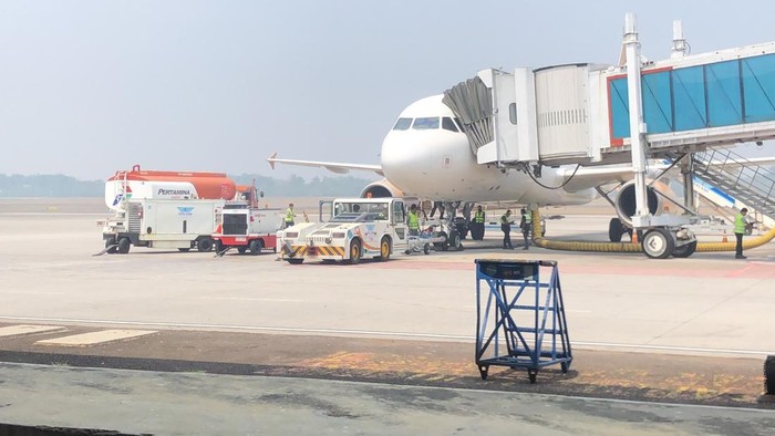Suasana di bandara SMB II Palembang meski sedang terjadi kabut asap