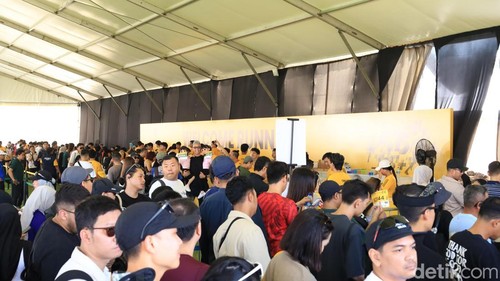 Suasana keramaian peserta Maybank Matrathon saat pengambilan race pack di BUTC, Gianyar, Sabtu (22/8/2026). (Aryo Mahendro/detikBali).