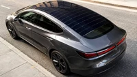 China Bikin Sunroof yang Bisa Ngecas Mobil Listrik