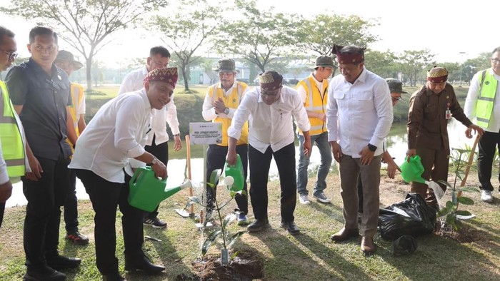 Menteri LH Jamhur Hidayat bersama dengan Dirut PTPN IV PalmCo Jatmiko Santosa serta disaksikan Direktur Aset Holding Perkebunan Nusantara Agung Setya Imam Effendi saat melakukan penanaman simbolis gerakan penanaman 1,5 juta tanam pohon PTPN IV PalmCo.