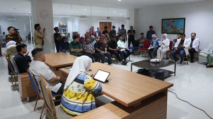Taufan Pawe dan keluarga mendatangi RSIA Paramount Makassar usai cucunya meninggal pascadilahirkan.