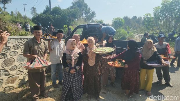 Tradisi unik bernama Mappaende oleh masyarakat wilayah pegunungan di Kecamatan Bulo, Polman.