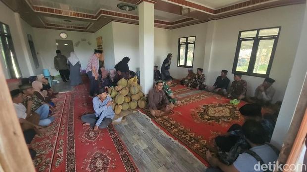 Tradisi unik bernama Mappaende oleh masyarakat wilayah pegunungan di Kecamatan Bulo, Polman.