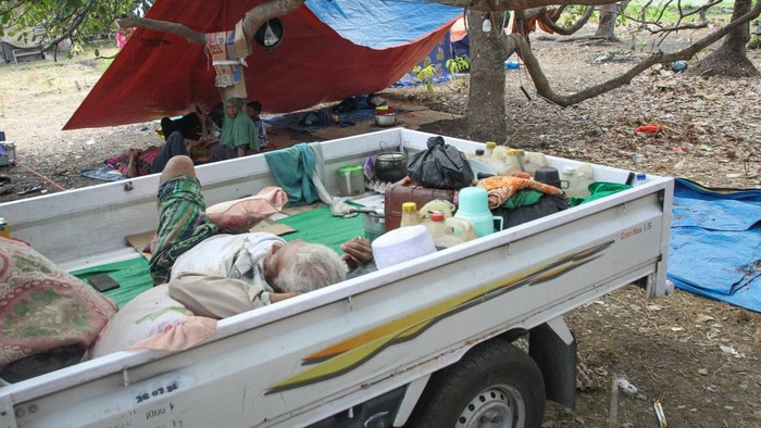Sejumlah warga terdampak gempa bumi mengungsi di kebun milik mereka di Desa Nangahale, Kabupaten Sikka, Nusa Tenggara Timur, Sabtu (22/8/2026). Pemerintah Kabupaten Sikka per 22 Agustus 2026 mencatat sebanyak 1.812 warganya masih mengungsi secara mandiri di area terbuka dan kebun mereka karena trauma dengan masih banyaknya gempa susulan. ANTARA FOTO/Mega Tokan/app/YU
