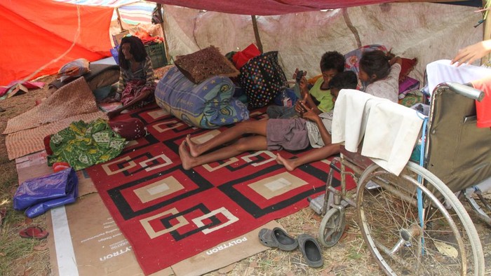 Sejumlah warga terdampak gempa bumi mengungsi di kebun milik mereka di Desa Nangahale, Kabupaten Sikka, Nusa Tenggara Timur, Sabtu (22/8/2026). Pemerintah Kabupaten Sikka per 22 Agustus 2026 mencatat sebanyak 1.812 warganya masih mengungsi secara mandiri di area terbuka dan kebun mereka karena trauma dengan masih banyaknya gempa susulan. ANTARA FOTO/Mega Tokan/app/YU