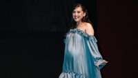 Teman selebritas juga ikut gemas dengan penampilan Zara. Mesh nya, puji Anya Geraldine. Super very cutesy, tulis Alma Santang. Foto: Instagram @zaraadhsty fotografer: @ikhsanprastowo