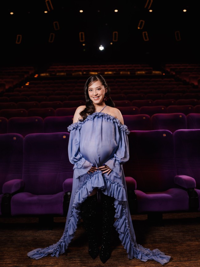 Adhisty Zara memilih gaun midi warna biru muda, karya perancang Topan Sapta. Gaun berpotongan longgar dengan siluet hi-lo ini dihiasi ruffle di bagian dada dan hem bawah. Cocok dikenakan Zara yang sedang hamil besar. Foto: Instagram/@zaraadhsty @@armanfebryan
