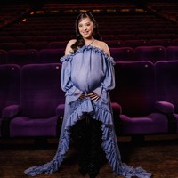 Gaya Maternity Terbaru Adhisty Zara, Pakai Gaun Oversized Berhias Ruffle