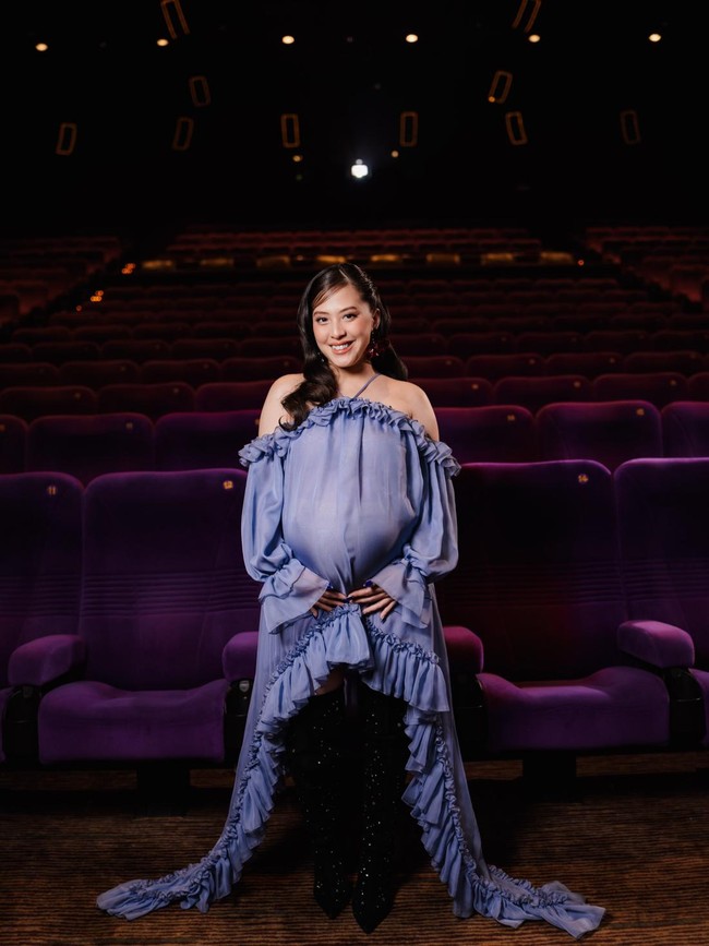Gaya Maternity Terbaru Adhisty Zara, Pakai Gaun Oversized Berhias Ruffle