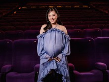 Gaya Maternity Terbaru Adhisty Zara, Pakai Gaun Oversized Berhias Ruffle