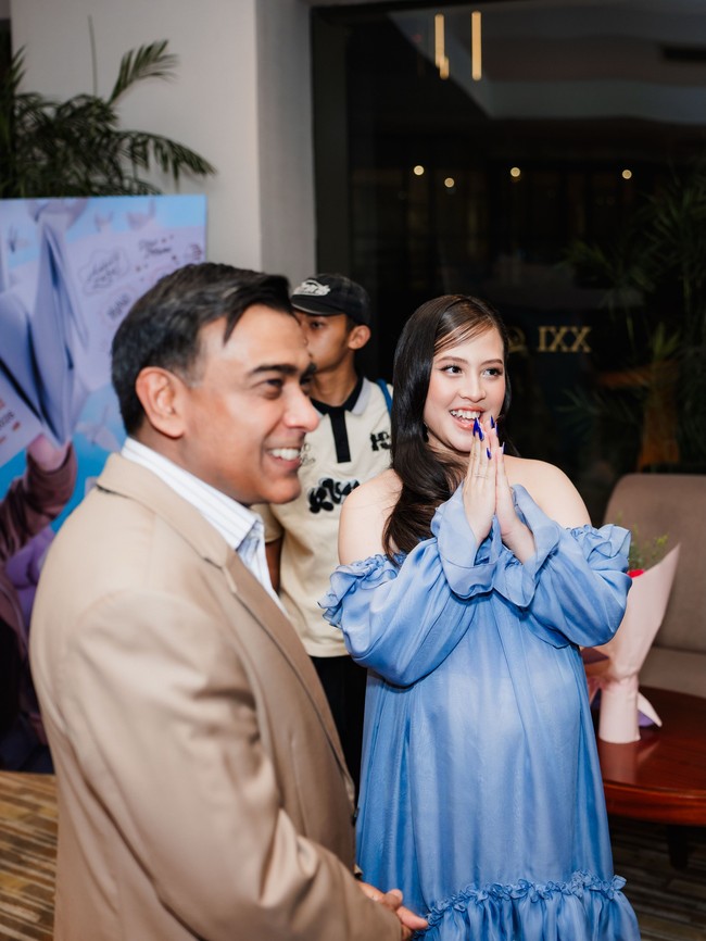 Zara tampil dengan makeup soft glam dan hasil akhir dewy. Pulasan lipstik coral-oranye memberi rona segar pada wajahnya. Foto: Instagram/@zaraadhsty @@armanfebryan