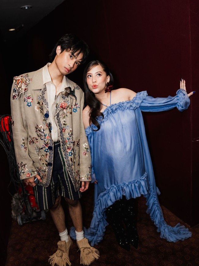Dada off the shoulder dan ruffle mengaksentuasi bahu aktris berusia 23 tahun ini, sehingga keseluruhan look tidak hanya berfokus pada baby bump, dan gayanya lebih selaras. Foto: Instagram/@zaraadhsty @@armanfebryan